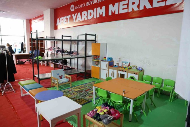 Antalya Büyükşehir Belediyesi Depremzedeler İçin Doğu Garajı Giyim Bankası Açtı
