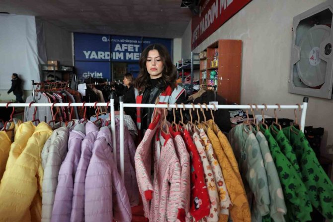 Antalya Büyükşehir Belediyesi Depremzedeler İçin Doğu Garajı Giyim Bankası Açtı