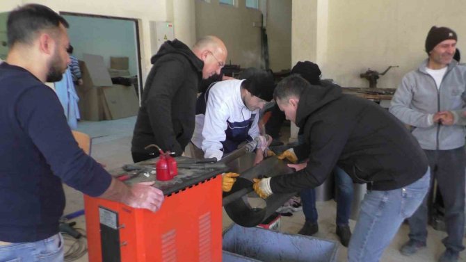 Nazilli’de Meslek Lisesiler Depremzedeler İçin Ünlü Bozdoğan Sobası Üretiyor