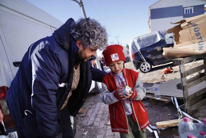 Ayvalık Belediyesi Ekipleri Deprem Bölgesinde Afetzedelerin Yanında