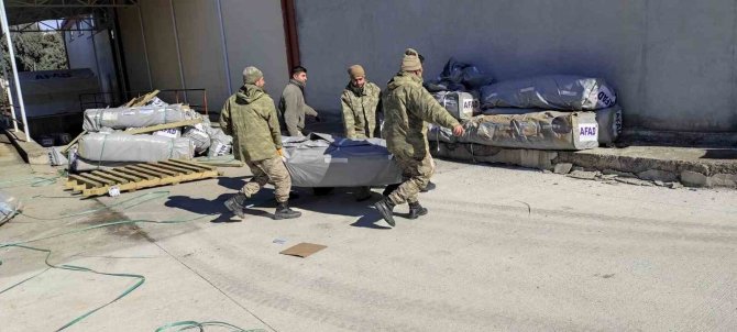 Jandarma Personeli Ve Güvenlik Korucuları Depremzedelere Umut Oluyor