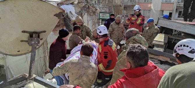 Jandarma Personeli Ve Güvenlik Korucuları Depremzedelere Umut Oluyor