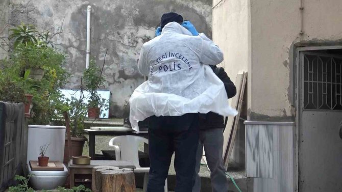 Bursa’da Bir Apartman Kapıcısı Kaldığı Depoda Ölü Bulundu