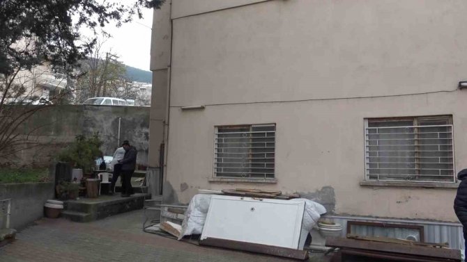 Bursa’da Bir Apartman Kapıcısı Kaldığı Depoda Ölü Bulundu