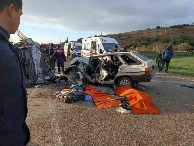 Minibüsle Otomobil Çarpıştı: 3 Ölü 7 Yaralı