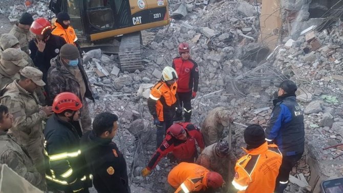 Çak, Deprem Bölgesinde Arama Kurtarma Çalışmalarını Sürdürüyor