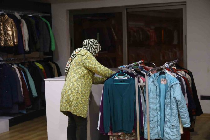 Denizli’ye Gelen Depremzedelerin Yaraları Sarılıyor