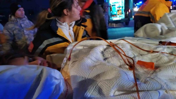 İ̇stanbul’a Deprem Bölgelerinden 51 Yaralı Getirildi