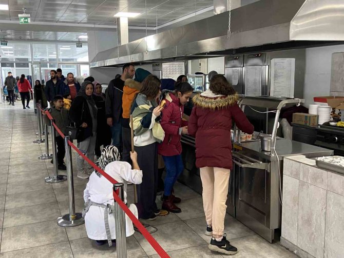 Konya’da 6 Bin 250 Depremzede Misafir Ediliyor