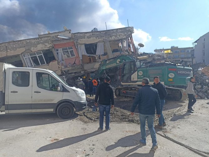 Deprem Bölgesine İş Makineleriyle Destek Veriyorlar
