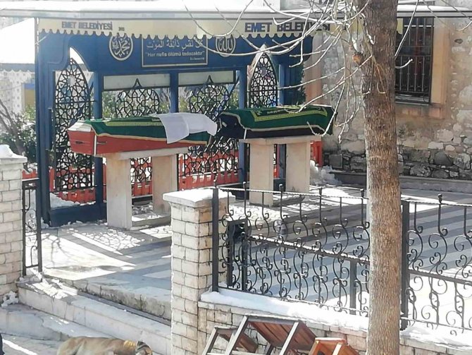 Depremde Hayatını Kaybeden Baba Ve Kızı Emet’te Toprağa Verildi