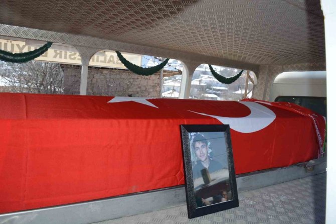 Depremde Hayatını Kaybeden Öğretmen Dualarla Toprağa Verildi
