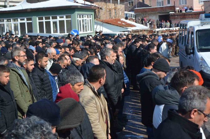 Depremde Hayatını Kaybeden Öğretmen Dualarla Toprağa Verildi