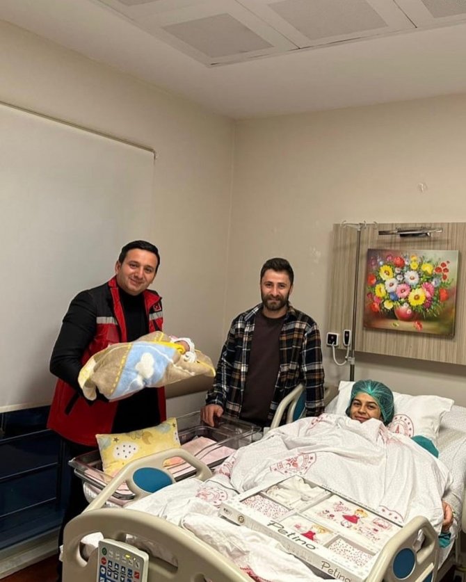 Depremzede Aile Bebeklerinin Doğumu İle Sevinç Yaşadı