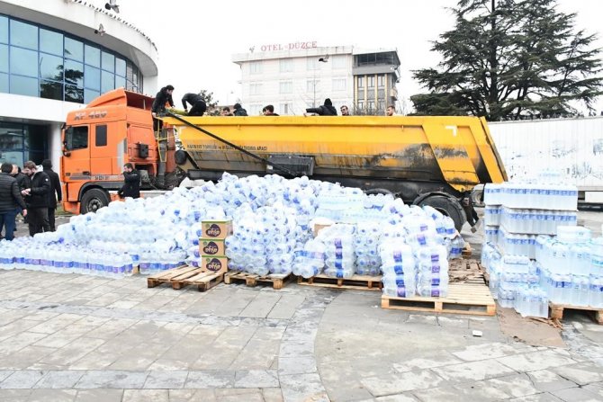 Kamyonlar Dolusu Su Deprem Bölgesine Gidecek