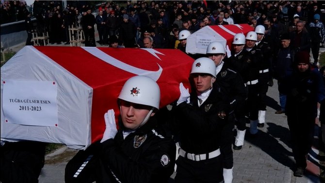 Enkaz Altında Kalan Polis Anne Ve Kızı Gözyaşlarıyla Uğurlandı