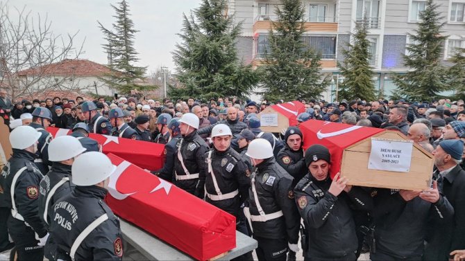 Depremde Ölen Anne, Baba Ve 2 Çocukları Amasya’da Defnedildi