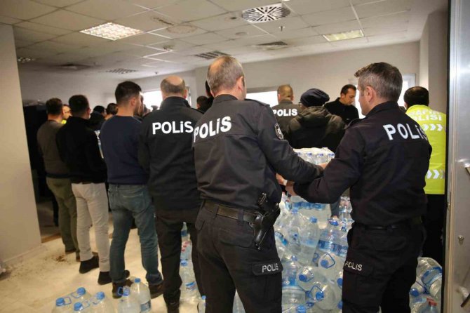 Emniyet Müdürlüğü Ekipleri 1 Tır Yardım Malzemesi Yolladı