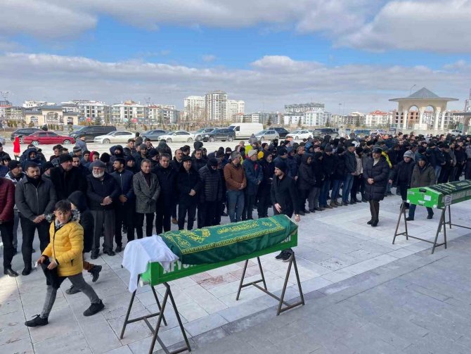 Enkaz Altında Kalan Öğretmenin Cenaze Namazını İmam Olan Ağabeyisi Kıldırdı