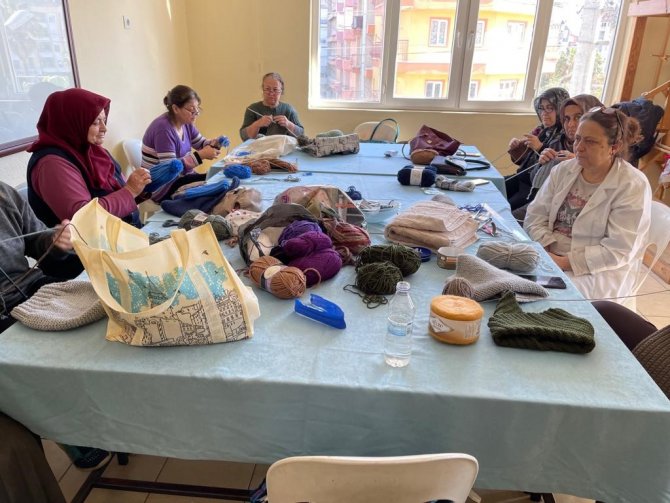 Depremzedeler İçin Kışlık Giysi Dikiyorlar