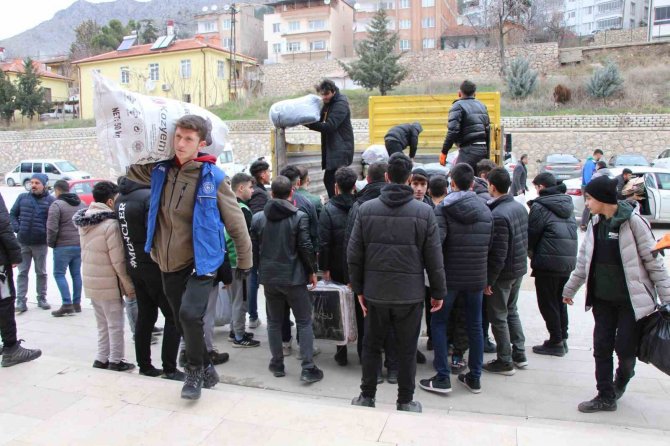 Amasya’da Yüzlerce Genç Yardım Kolilerini El Ele Taşıyor
