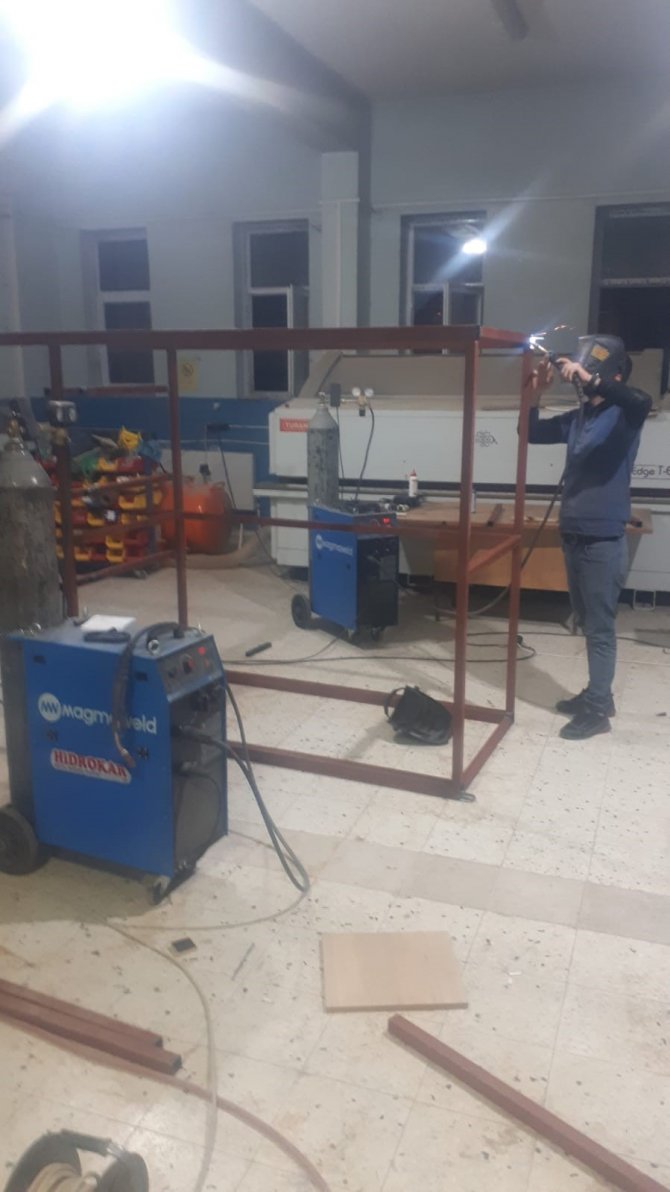 Güroymak’ta Depremzedeler İçin Mobil Tuvaletler Üretiliyor