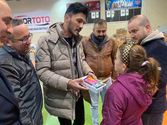 Minik Yardımseverin Tableti Hayırsever İş Adamından