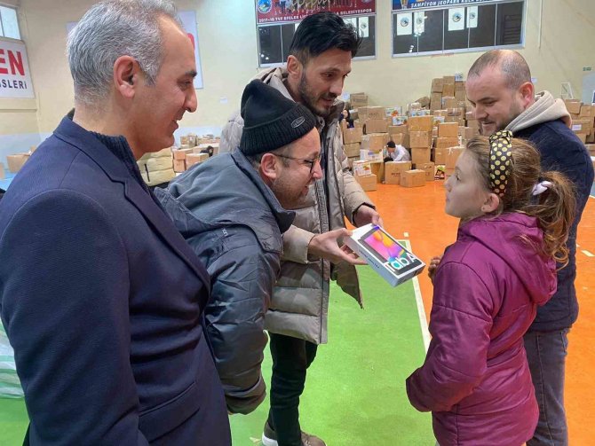 Minik Yardımseverin Tableti Hayırsever İş Adamından