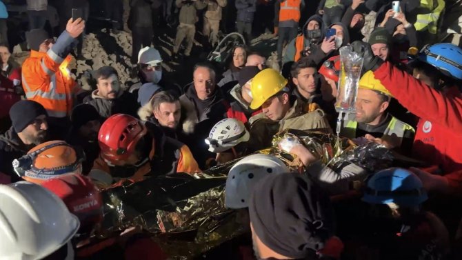 Enkazdaki 57 Yaşındaki Kadın 135 Saat Sonra Kurtarıldı