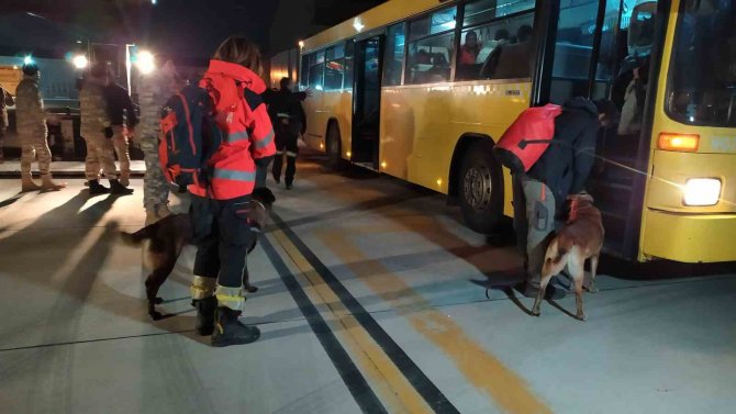 İ̇stanbul’a 45 Depremzede Ve 33 İ̇spanyol Arama Kurtarma Ekibi Geldi