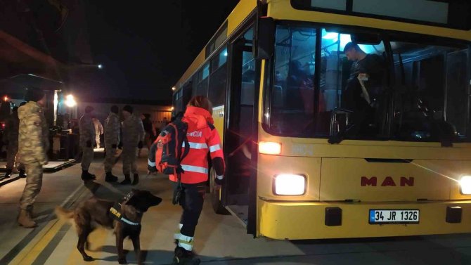 İ̇stanbul’a 45 Depremzede Ve 33 İ̇spanyol Arama Kurtarma Ekibi Geldi