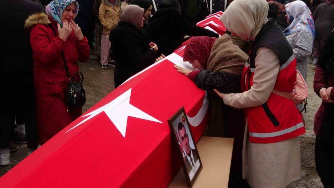 Oğlunun Ve Torunlarının Tabutlarına Sarılıp Gözyaşı Döktü, Ağıtları Yürekleri Dağladı