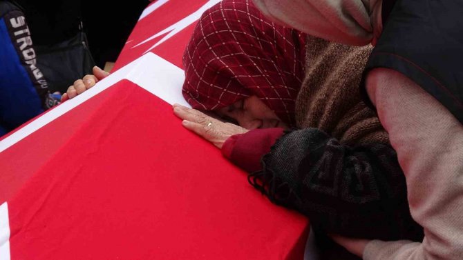 Oğlunun Ve Torunlarının Tabutlarına Sarılıp Gözyaşı Döktü, Ağıtları Yürekleri Dağladı