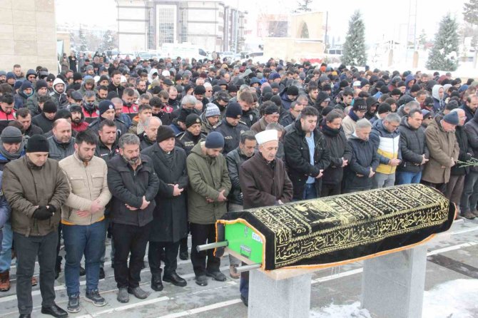Depremde Hayatını Kaybeden Genç Kadın Karaman’da Son Yolculuğuna Uğurlandı