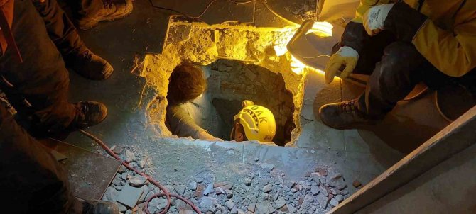 Dak Ekibi Deprem Bölgesinde Canlara Umut Oldu