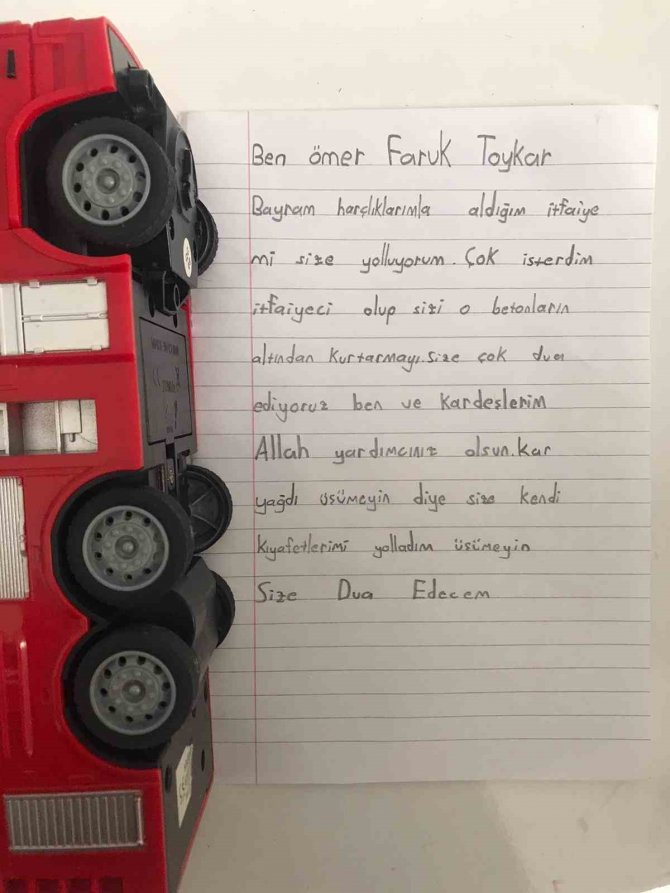 Oyuncak İtfaiyesini Yolladı, Yazdığı Not Yürekleri Parçaladı