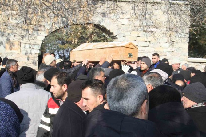Adana’da Apartmanın Enkazında Can Veren 5 Kişilik Aileye Konya’da Acı Veda