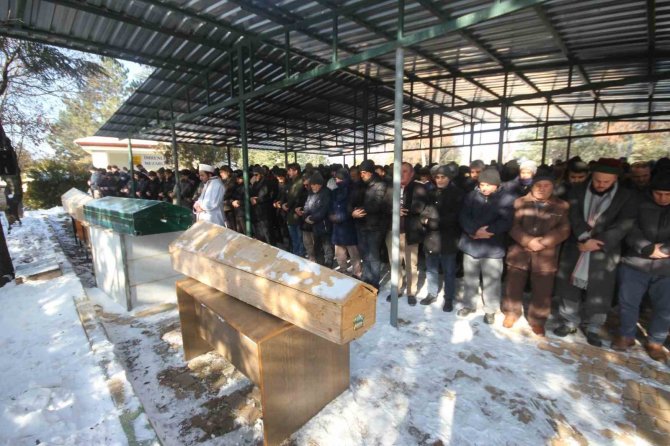 Adana’da Apartmanın Enkazında Can Veren 5 Kişilik Aileye Konya’da Acı Veda