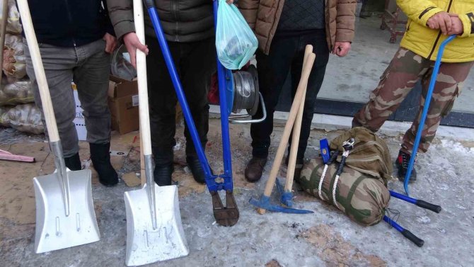 Hakkârili Vatandaşlar Ellerine Kazma, Kürek Alıp Deprem Bölgesinin Yolu Tuttular