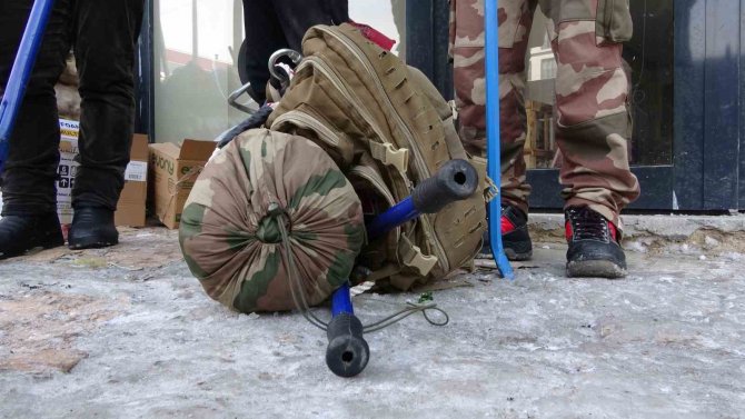 Hakkârili Vatandaşlar Ellerine Kazma, Kürek Alıp Deprem Bölgesinin Yolu Tuttular