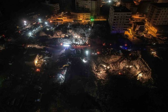 Kahramanmaraş’ta Geceyi Arama Kurtarma Çalışmaları Aydınlattı
