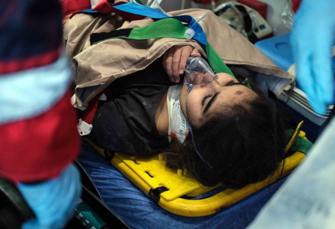 Depremin 6. Gününde Kurtarılan 11 Yaşındaki Nehir’in İlk İsteği ’Su’ Oldu