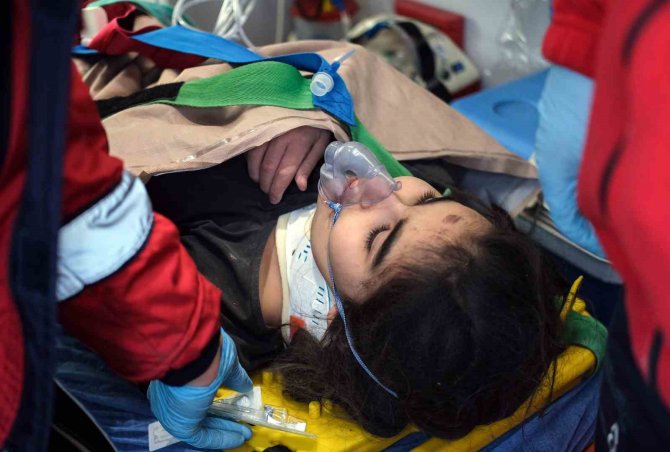 Depremin 6. Gününde Kurtarılan 11 Yaşındaki Nehir’in İlk İsteği ’Su’ Oldu