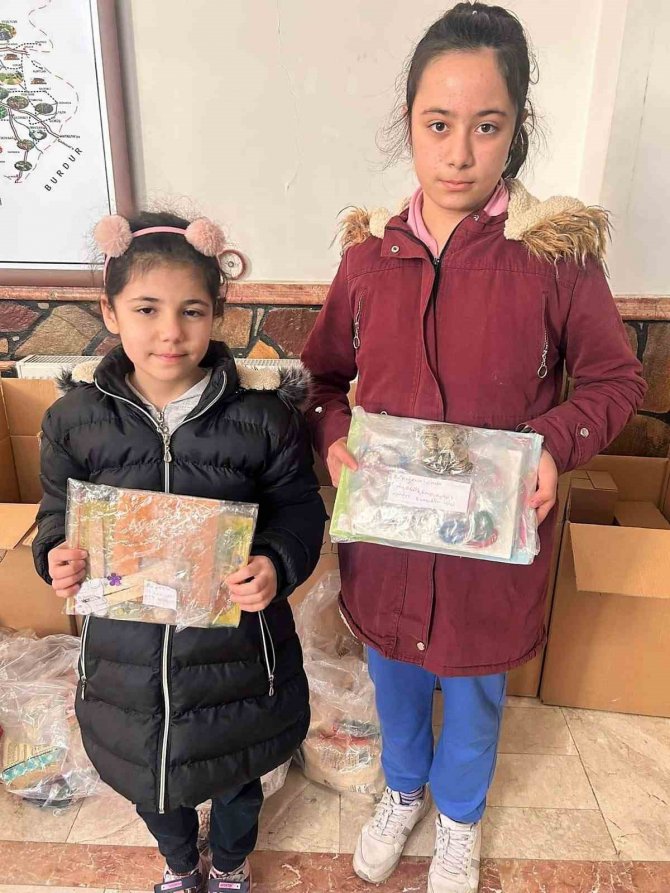 Miniklerden Depremzedelere Yürek Isıtan Notlar