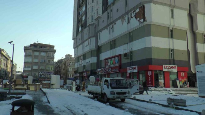 Kayseri’deki Ağır Hasarlı Binada Yıkım Öncesi Tahliyeler Başladı