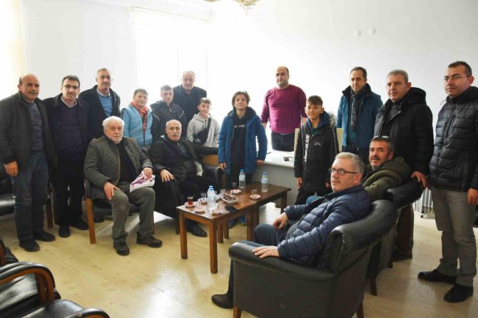 Öğrenciler Kalem Satarak Depremzedelere Bağış Yaptı