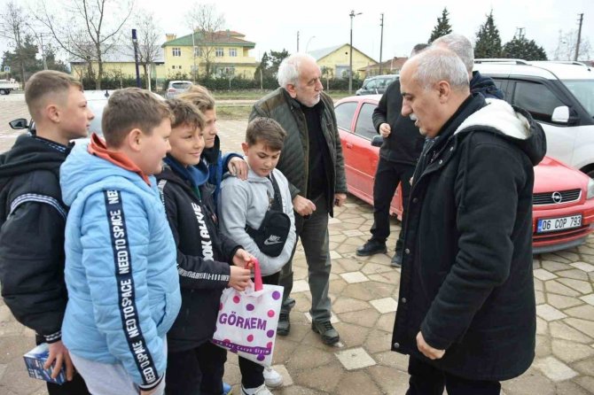 Öğrenciler Kalem Satarak Depremzedelere Bağış Yaptı