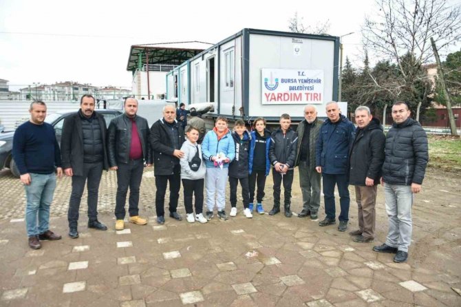Öğrenciler Kalem Satarak Depremzedelere Bağış Yaptı