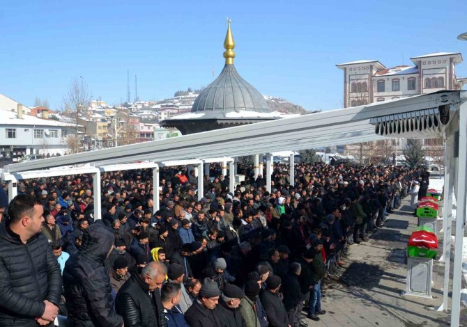 Yüzlerce Kişi Cenazeye Akın Etti, Aileden Geriye Kalan O Fotoğrafları Görenler Gözyaşlarını Tutamadı