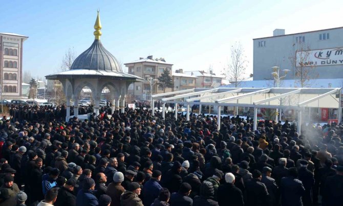 Yüzlerce Kişi Cenazeye Akın Etti, Aileden Geriye Kalan O Fotoğrafları Görenler Gözyaşlarını Tutamadı